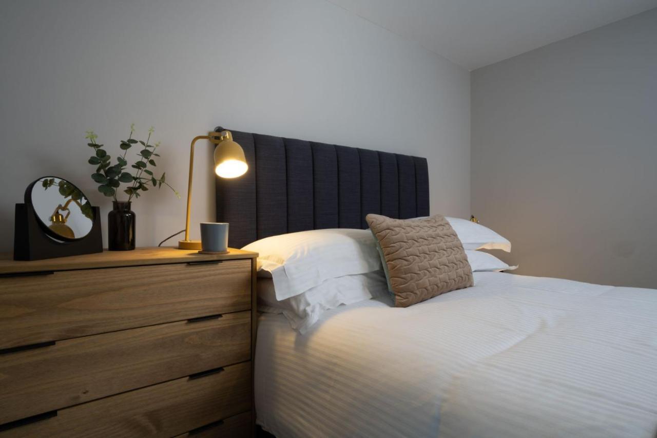 Spacious - Contemporary 2Br Apartment - Central Ambleside - Parking Bagian luar foto