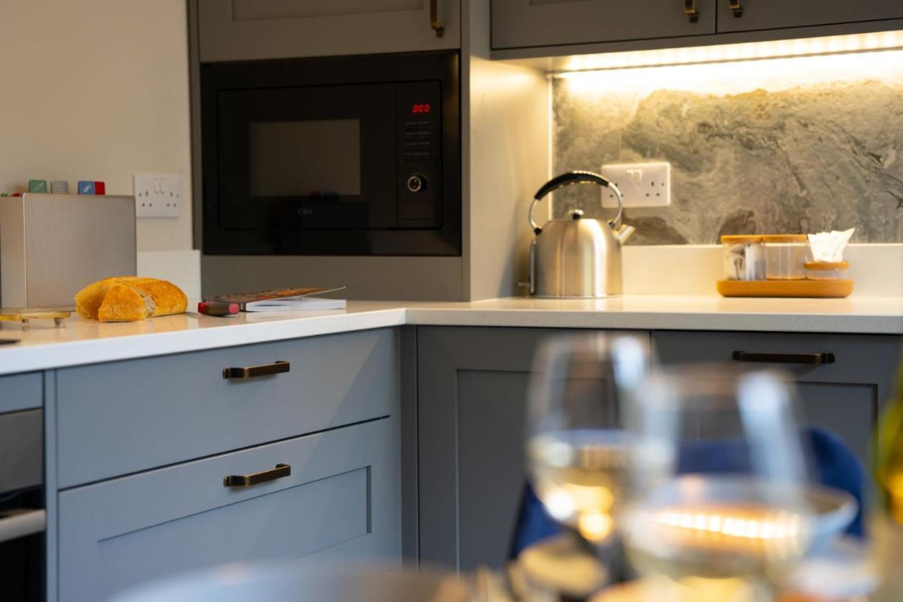 Spacious - Contemporary 2Br Apartment - Central Ambleside - Parking Bagian luar foto