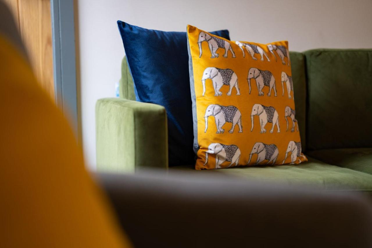 Spacious - Contemporary 2Br Apartment - Central Ambleside - Parking Bagian luar foto