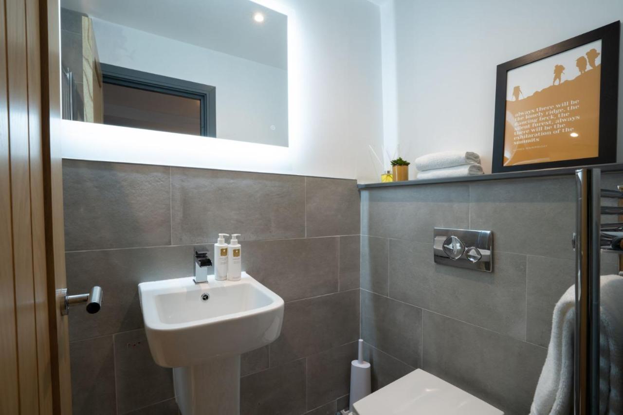 Spacious - Contemporary 2Br Apartment - Central Ambleside - Parking Bagian luar foto