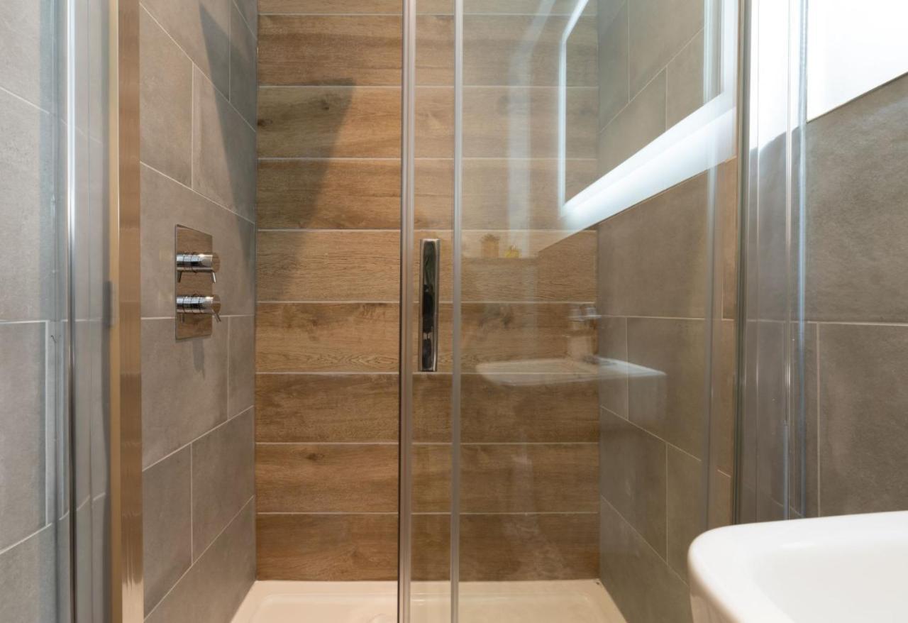 Spacious - Contemporary 2Br Apartment - Central Ambleside - Parking Bagian luar foto