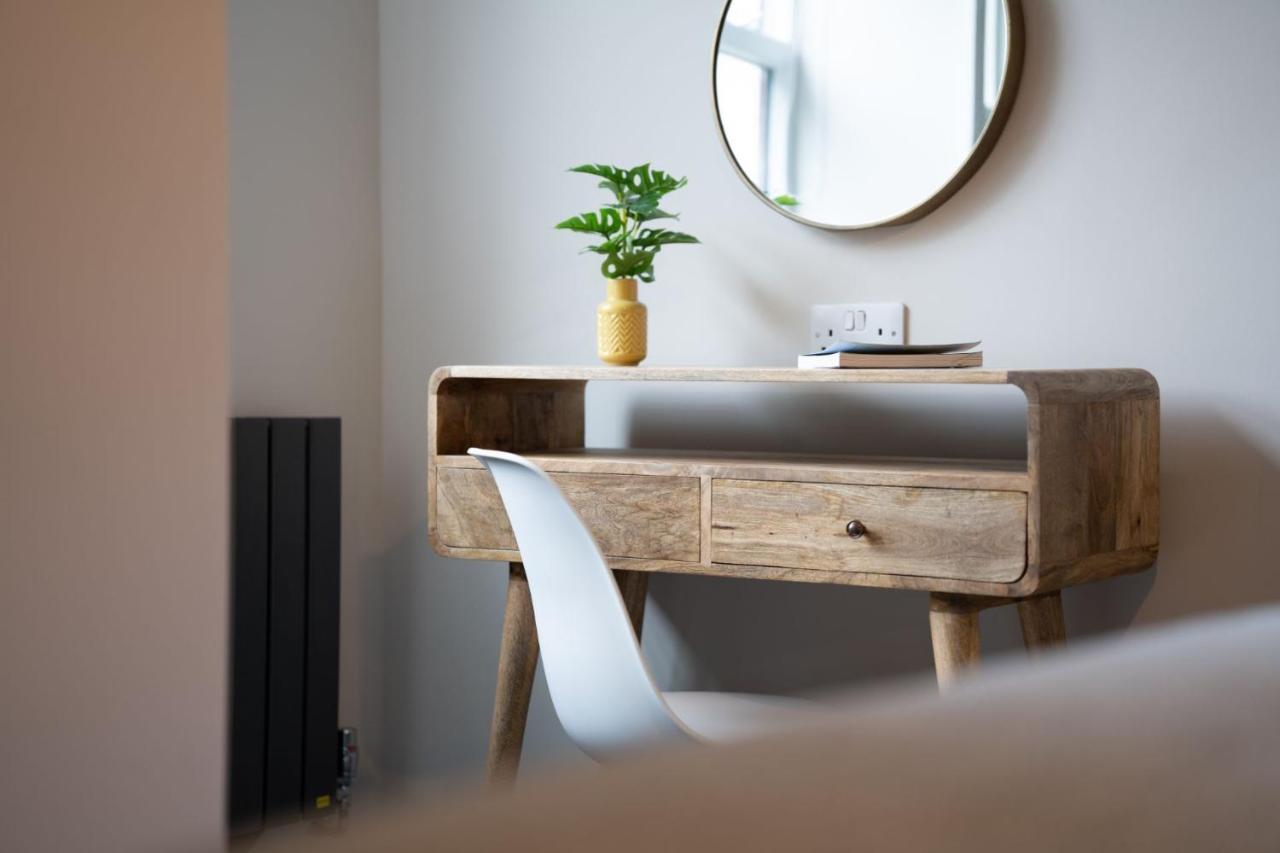 Spacious - Contemporary 2Br Apartment - Central Ambleside - Parking Bagian luar foto